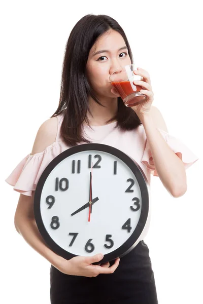 Jeune femme d'affaires asiatique avec jus de tomate et horloge . — Photo