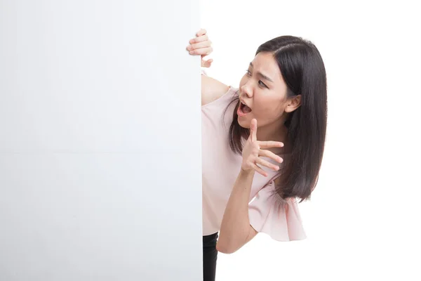 Emocionado joven mujer asiática con signo en blanco . — Foto de Stock