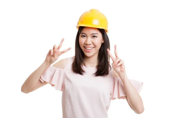 Azjatycki inżynier kobieta Pokaż znak zwycięstwa z obiema rękami. — Zdjęcie stockowe