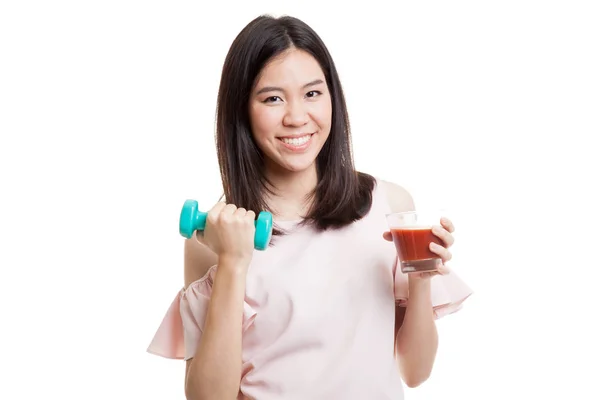Здоровая азиатка с гантели и томатным соком . — стоковое фото