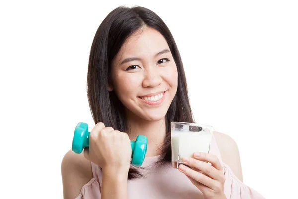 Saludable mujer asiática bebiendo un vaso de leche y mancuerna . — Foto de Stock