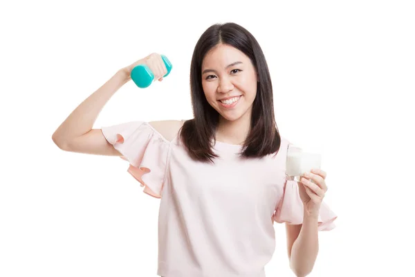 健康的亚洲女人，喝一杯牛奶和哑铃. — 图库照片