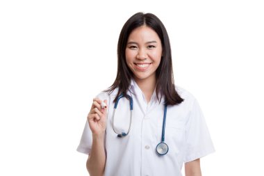 Genç Asyalı kadın doktor kırmızı bir marker ile.