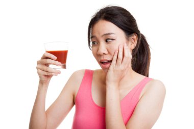 Domates suyu gibi sağlıklı güzel Asyalı kız.