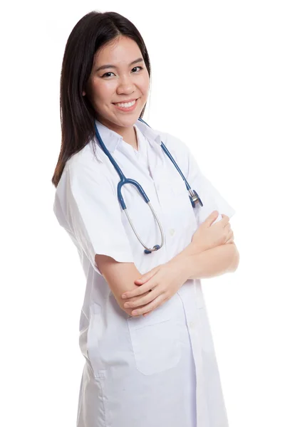Ritratto di dottoressa asiatica braccia incrociate e sorriso . — Foto Stock
