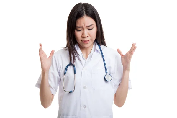 Frustrato asiatico giovane medico femminile . — Foto Stock