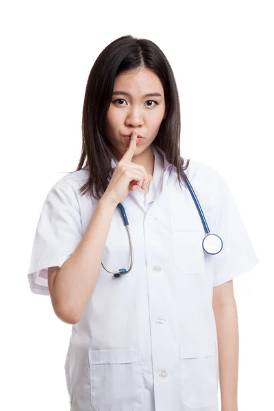 Asiatico giovane femmina medico fare quiet segno . — Foto Stock