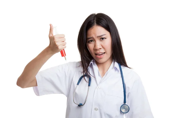 Crazy Young Asian female doctor hold a syringe. — Stock Photo, Image