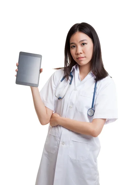 Asiatische junge Ärztin zeigen Tablet-PC. — Stockfoto