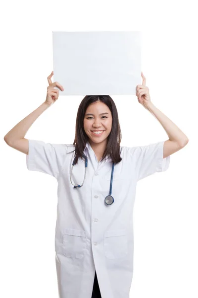 Unga asiatiska kvinnliga läkare Visa ett tomt tecken över huvudet. — Stockfoto