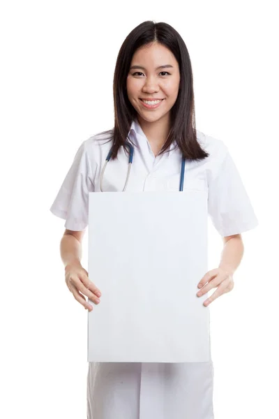 Junge asiatische Ärztin zeigen ein leeres Zeichen. — Stockfoto
