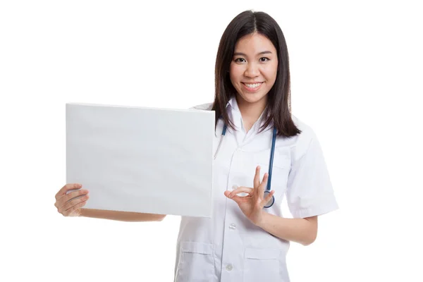 Asiática mujer médico show OK signo con blanco signo . —  Fotos de Stock