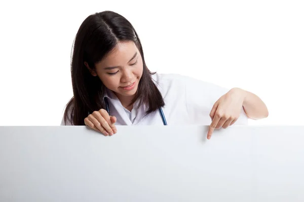 Punkt młodych azjatyckich kobiet lekarza i spojrzenie w dół do pustego znak. — Zdjęcie stockowe