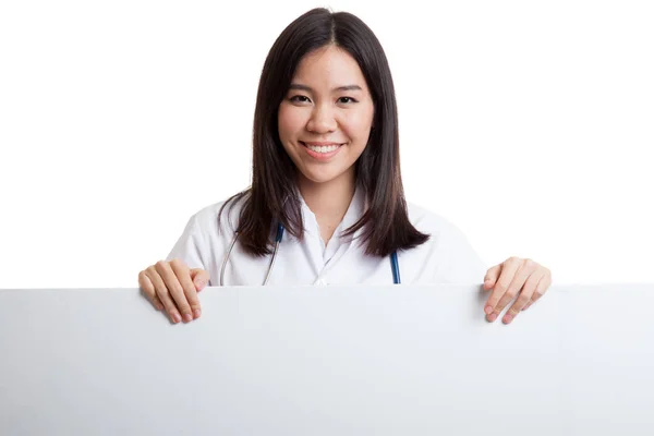若いアジア女性医師は空白の白い bil の後ろに親指を表示します。 — ストック写真