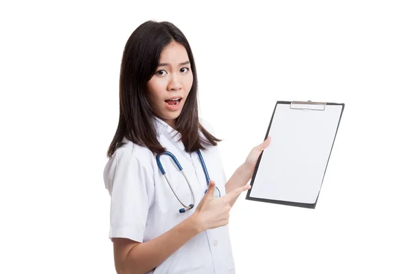 Angry Asian young female doctor point to blank clipboard. — Stock Photo, Image