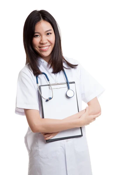 Asiatiska unga kvinnliga läkare håller ett urklipp. — Stockfoto