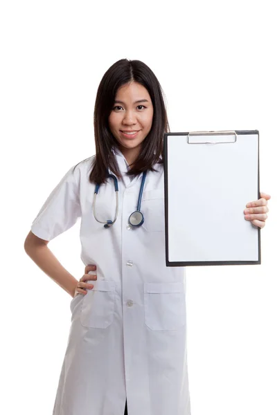 Pokaż młodych azjatyckich kobiet lekarza puste schowka. — Zdjęcie stockowe