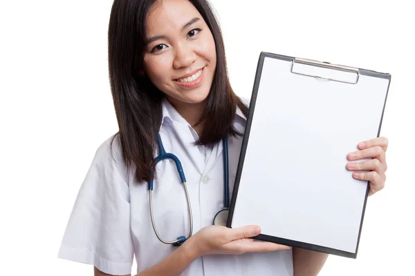 若いアジア女性医師を空のクリップボード. — ストック写真