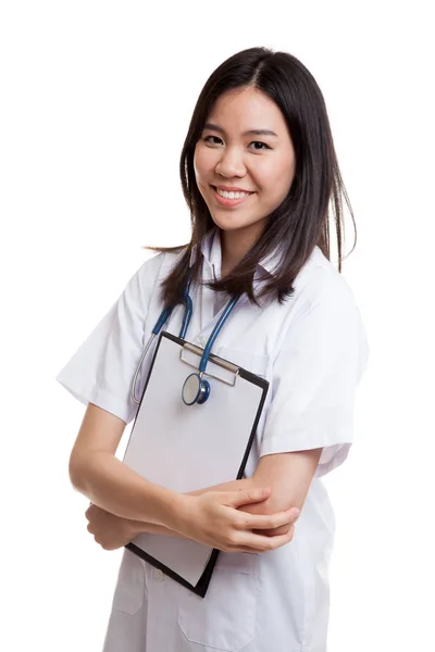 Asiatico giovane medico femminile tenere un appunti . — Foto Stock