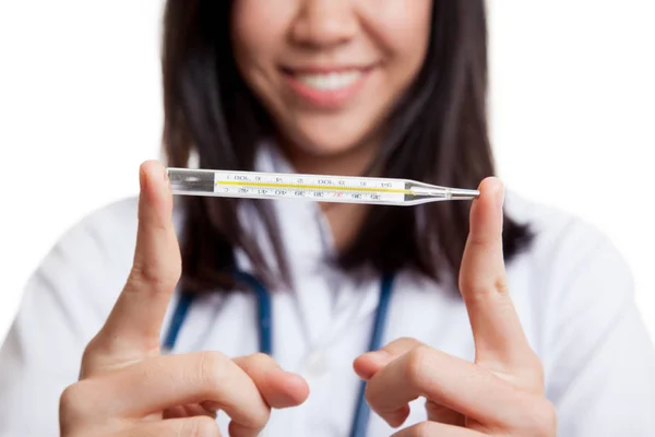 Junge asiatische Ärztin mit Thermometer Fokus auf Thermometer. — Stockfoto