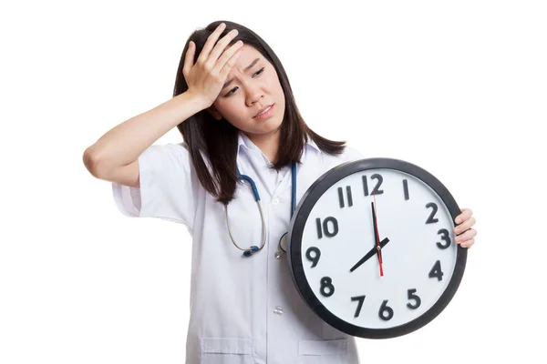 Jeune asiatique femme médecin maux de tête avec une horloge . — Photo