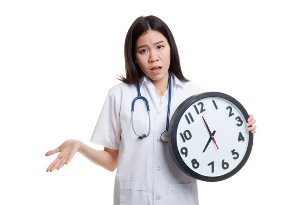 Arrabbiato giovane asiatico medico femminile con un orologio . — Foto Stock