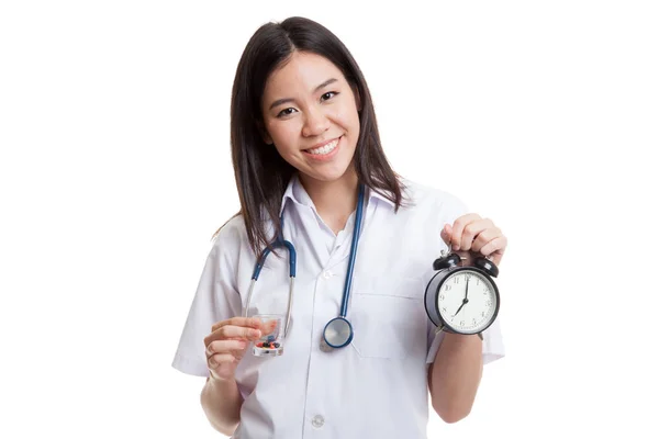 Joven asiática médico feliz mostrar un reloj y pastillas . —  Fotos de Stock