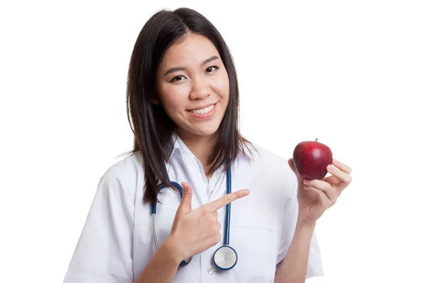 Junge asiatische Ärztin zeigen auf einen Apfel. — Stockfoto