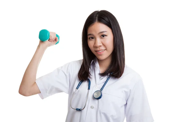 Joven asiática médico femenino con dumbbell . —  Fotos de Stock