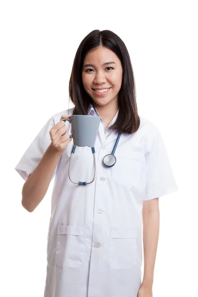 Junge asiatische Ärztin halten einen Becher und lächeln. — Stockfoto