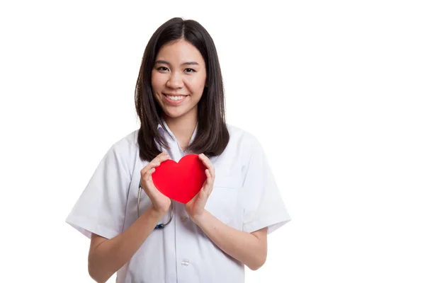 Asijské mladý ženský lékař držet červené srdce. — Stock fotografie