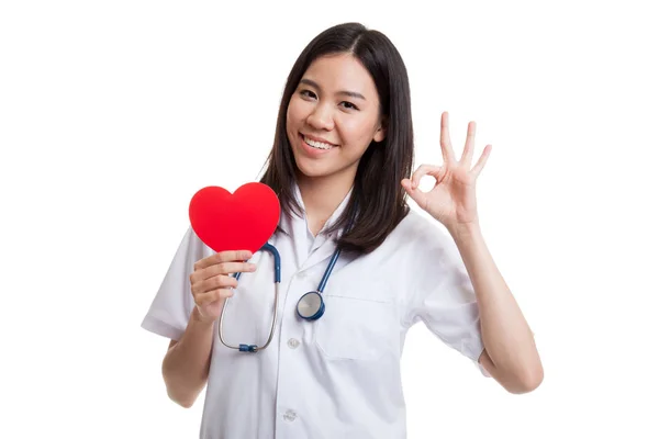 Jonge Aziatische vrouwelijke arts Toon Ok ondertekenen met rood hart. — Stockfoto