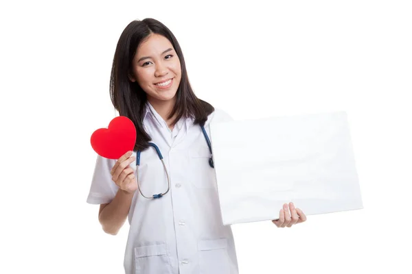 Jovem asiática médica com coração vermelho e sinal em branco . — Fotografia de Stock