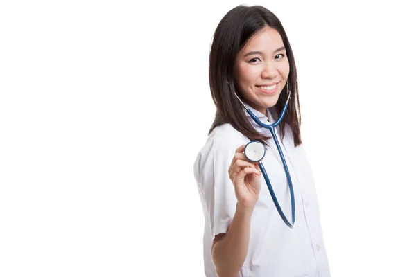 Jeune asiatique femme médecin avec stéthoscope . — Photo