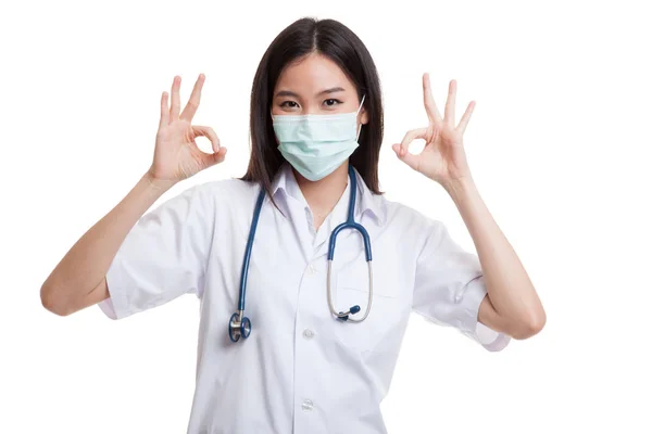Unga asiatiska kvinnliga läkare med mask show Ok med båda händerna. — Stockfoto