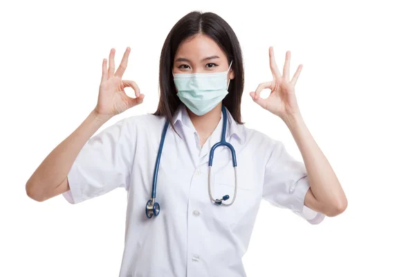 Giovane asiatico medico femminile con maschera spettacolo OK con entrambe le mani . — Foto Stock