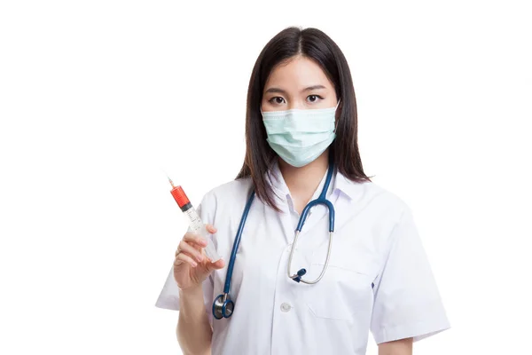 Young Asian female doctor with mask hold syringe. — Stock Photo, Image