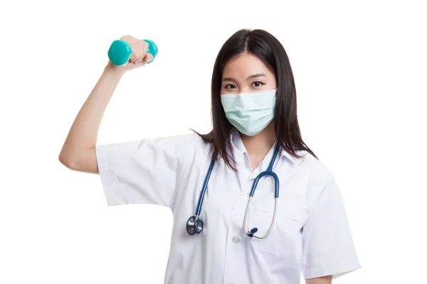 Jeune asiatique femme médecin porter masque avec haltère . — Photo