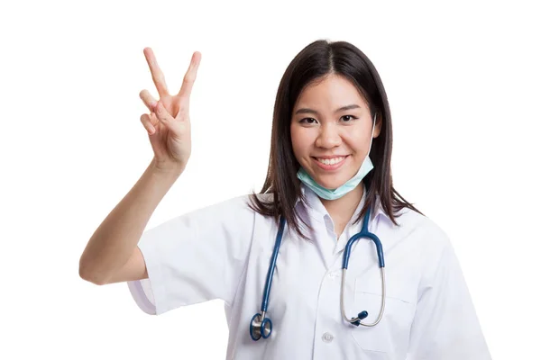 젊은 아시아 여성 의사 표시 승리 기호. — 스톡 사진