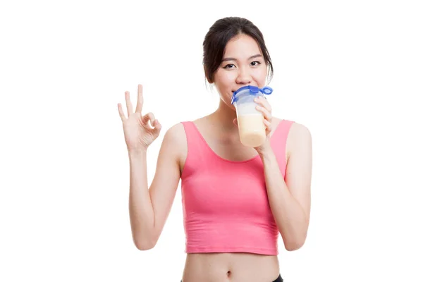 Schön asiatische gesunde Mädchen zeigen ok trinken Molke Protein. — Stockfoto