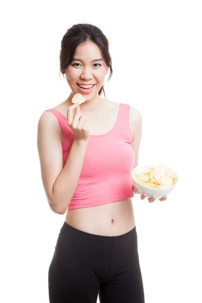 Schöne asiatische gesunde Mädchen essen Kartoffelchips. — Stockfoto