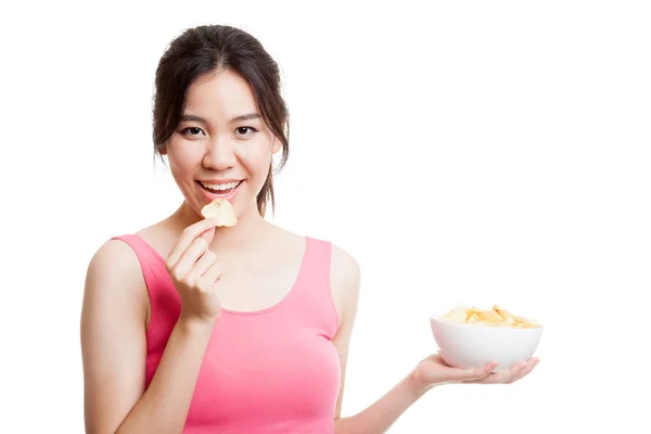 Vackra asiatiska friska flicka äta potatischips. — Stockfoto