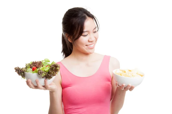 Linda asiática saudável menina salada e batatas fritas . — Fotografia de Stock