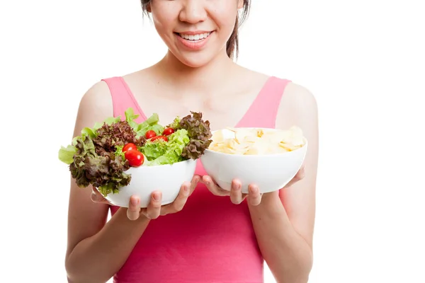 Asiatische gesunde Mädchen Salat und Kartoffelchips aus nächster Nähe. — Stockfoto