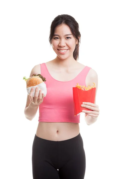 Mooie Aziatische gezond meisje met frietjes en de hamburger. — Stockfoto