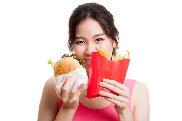 Schöne asiatische gesunde Mädchen mit Pommes und Hamburger. — Stockfoto