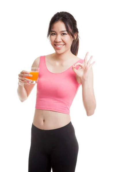 Όμορφο κορίτσι της Ασίας υγιή πίνοντας χυμό πορτοκαλιού εμφάνιση εντάξει σύμβολο — Φωτογραφία Αρχείου