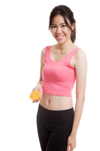 Hermosa chica sana asiática con fruta naranja . — Foto de Stock