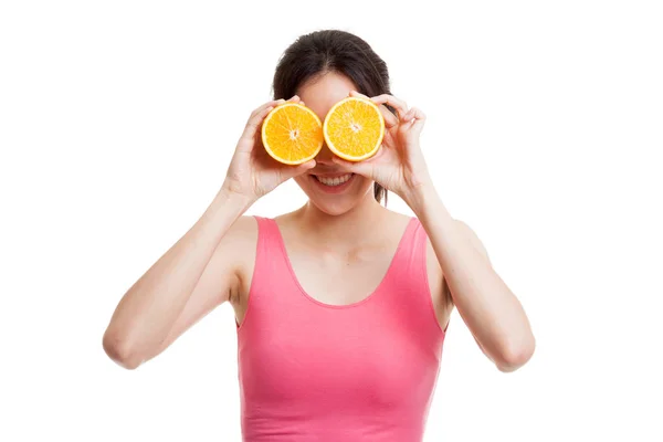 Mooie Aziatische gezond meisje met oranje vruchten in haar ogen. — Stockfoto