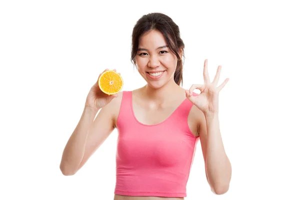 Mooie Aziatische gezond meisje Toon Ok met oranje fruit. — Stockfoto